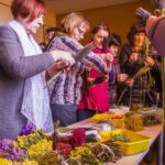 Upytėje vykęs tradicinis amatininkų priešvelykinis turgus sutraukė ne tik būrį prekeivių ir pirkėjų, bet ir norinčiuosius sužinoti verbų rišimo bei kiaušinių dažymo paslaptis.