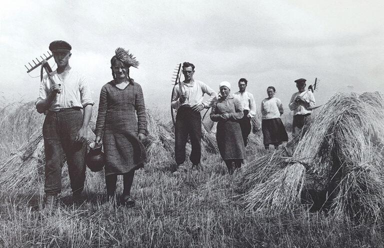 Dar Iki paskelbiant nepriklausomybę, fotografija tarnavo kovojant su rusinimu, formuojant identitetą, buvo istorikų, antropologų, kraštotyrininkų pagalbininkė