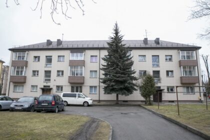 Daugelį panevėžiečių jau pasiekė sąskaitos už šiais metais šalčiausio – vasario mėnesio šildymą. Toks šaltas mėnuo buvo prieš dvejus metus – 2016-ųjų sausį, kai vidutinė lauko oro temperatūra sudarė 8,4 laipsnio šalčio. Turimais duomenimis, vasario mėnesio sąskaitos už centralizuotai tiekiamą šilumą panevėžiečiams buvo vidutiniškai 7,4 proc. didesnės nei šių metų sausio mėnesį.