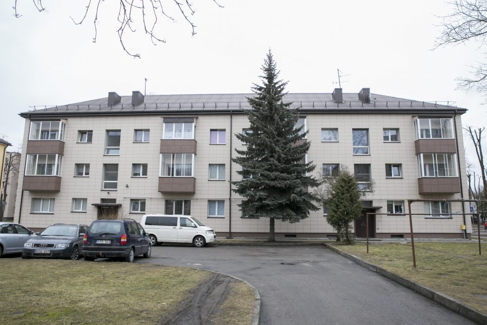 Daugelį panevėžiečių jau pasiekė sąskaitos už šiais metais šalčiausio – vasario mėnesio šildymą. Toks šaltas mėnuo buvo prieš dvejus metus – 2016-ųjų sausį, kai vidutinė lauko oro temperatūra sudarė 8,4 laipsnio šalčio. Turimais duomenimis, vasario mėnesio sąskaitos už centralizuotai tiekiamą šilumą panevėžiečiams buvo vidutiniškai 7,4 proc. didesnės nei šių metų sausio mėnesį.