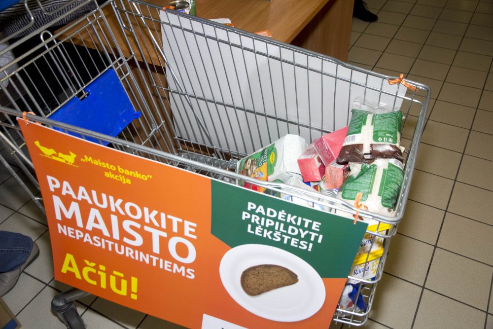 Artėjant Velykoms socialinių organizacijų savanoriai vėl rengiasi pasirūpinti skurdžiau gyvenančių šeimų stalu. Jau šį savaitgalį šalies parduotuvėse rengiama 25-oji „Maisto banko“ akcija.