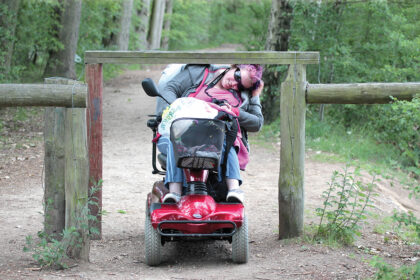 Beveik dešimtadalio gyventojų kasdienybę šiandien vis dar varžo jiems reikalingos infrastruktūros trūkumas, visuomenės požiūris, bei neparankūs įstatymai.