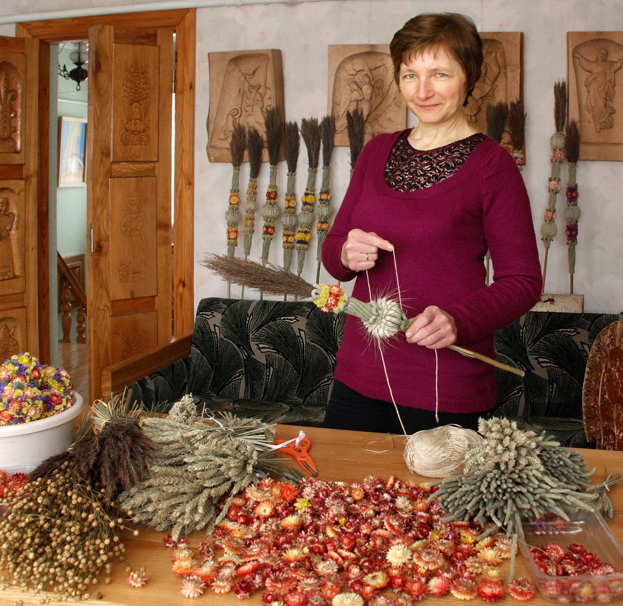 Verbų sekmadienis – atbundančio pavasario šventė, kai iš po žiemos miego atgyja ne tik gamta, bet ir visa, kas gyva. Iki šiol Lietuvoje gaji tradicija Verbų sekmadienio rytą namiškius nuplakti šventinta verba.