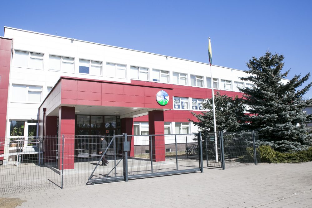 Vienam Panevėžio „Vyturio“ progimnazijos mokiniui diena mokykloje galėjo baigtis labai liūdnai. Vaiką priešais mokyklos socialinės darbuotojos kabineto langus nusprendė pamokyti tos pačios mokyklos mokinys, pasikvietęs į pagalbą vyresnį brolį.