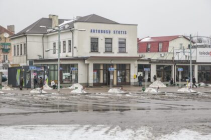 Nors 56-uosius metus skaičiuojanti Panevėžio autobusų stotis likusi sovietiniu paveldu, gąsdinančiu ir vietinius, ir atvykstančiuosius, miesto Taryboje nerandama bendro sutarimo dėl jos sutvarkymo.