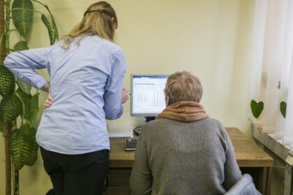 Vos prasidėjus turto ir pajamų deklaravimui, žmonės suskubo į Valstybinės mokesčių inspekcijos (toliau – VMI) padalinius. Šiemet didelių naujovių nėra. Tiesa, kiek išsiplėtė asmenų, kuriems privaloma pateikti deklaracijas, ratas.