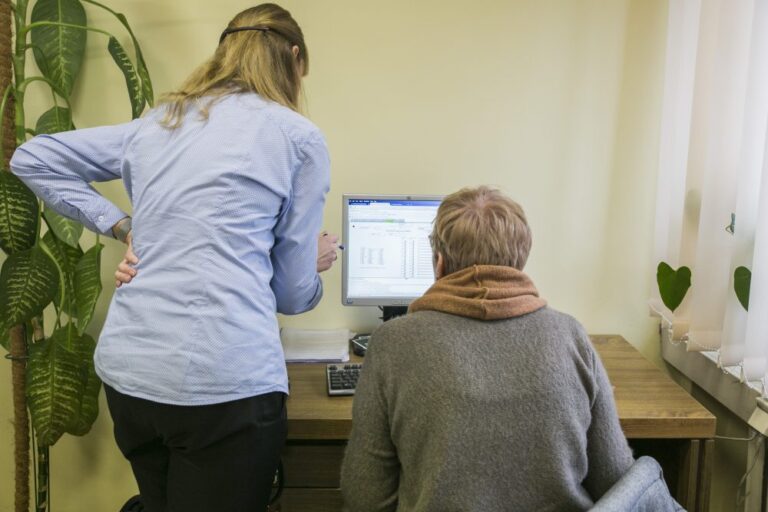 Vos prasidėjus turto ir pajamų deklaravimui, žmonės suskubo į Valstybinės mokesčių inspekcijos (toliau – VMI) padalinius. Šiemet didelių naujovių nėra. Tiesa, kiek išsiplėtė asmenų, kuriems privaloma pateikti deklaracijas, ratas.