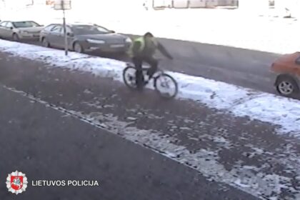 2018-03-03 12.50 val. Panevėžyje, Parko g. pėsčiųjų–dviračių taku, dviračiu važiavęs vyras atsitrenkė į ant tako stovėjusią mažametę. Dviratininkas iš įvykio vietos pasitraukė.