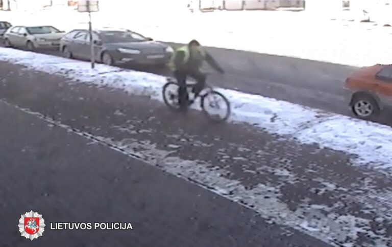 2018-03-03 12.50 val. Panevėžyje, Parko g. pėsčiųjų–dviračių taku, dviračiu važiavęs vyras atsitrenkė į ant tako stovėjusią mažametę. Dviratininkas iš įvykio vietos pasitraukė.