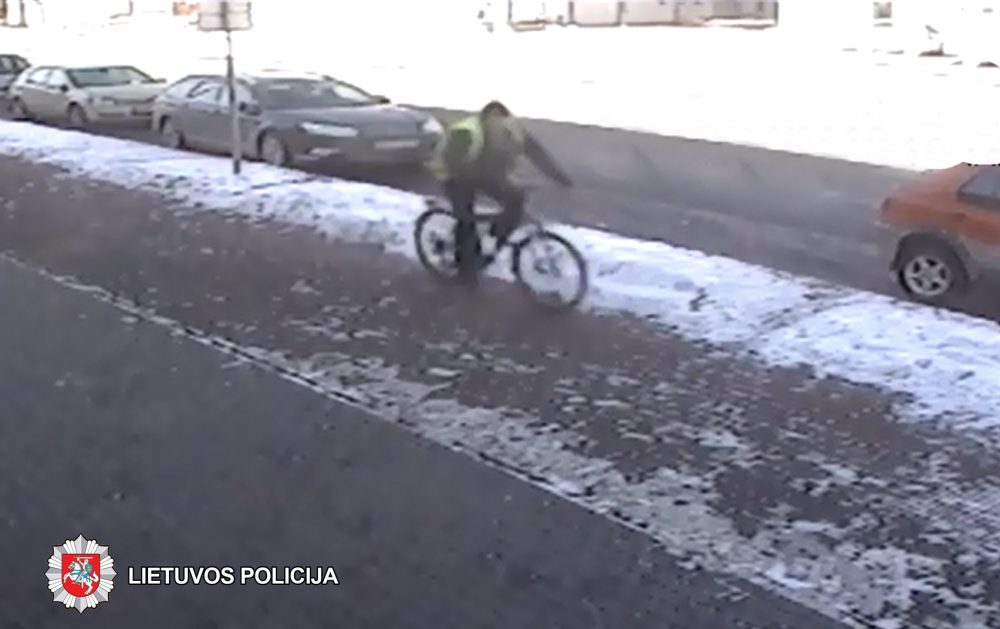 2018-03-03 12.50 val. Panevėžyje, Parko g. pėsčiųjų–dviračių taku, dviračiu važiavęs vyras atsitrenkė į ant tako stovėjusią mažametę. Dviratininkas iš įvykio vietos pasitraukė.