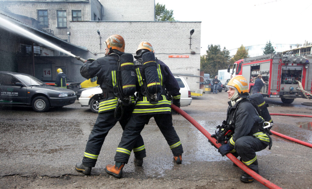 Penktadienio naktį, maždaug pusvalandis po vidurnakčio, ugniagesiai gelbėtojai skubiai buvo iškviesti į Vaišvilčių kaimą, bendrovės „Palink“ logistikos centrą. Gautas pranešimas, kad čia dega vilkikas su puspriekabe.