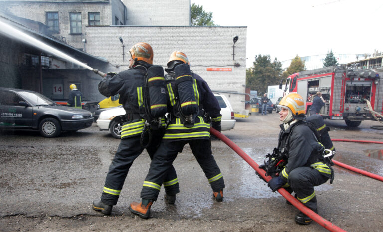 Penktadienio naktį, maždaug pusvalandis po vidurnakčio, ugniagesiai gelbėtojai skubiai buvo iškviesti į Vaišvilčių kaimą, bendrovės „Palink“ logistikos centrą. Gautas pranešimas, kad čia dega vilkikas su puspriekabe.