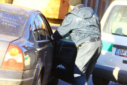 Penktadienio vakarą „Volkswagen Caddy“ automobiliu tarnybos metu važiavę du tyrėjai turėjo atidėti savo darbus. Nukreipęs dėmesį nuo kelio ir spūsties nepastebėjęs į juos atsitrenkė „Volkswagen Passat“ vairavęs panevėžietis.