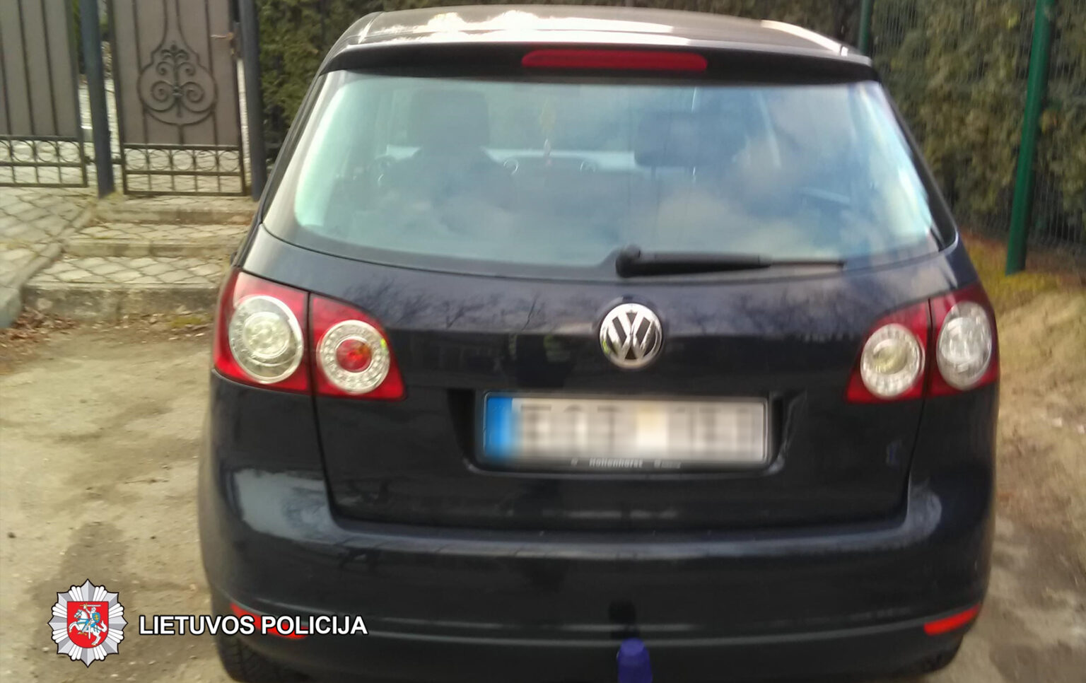 2018-03-23 18 val., Panevėžyje, Klaipėdos g., prekybos centro automobilių stovėjimo aikštelėje apgadintas automobilis „VW Tuareg“. Kito automobilio vairuotojas iš eismo įvykio vietos pasitraukė.