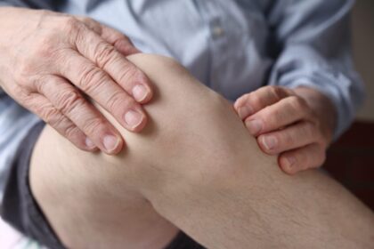 Kelių skausmų priežasčių gali būti labai įvairių: amžiaus faktorius, antsvoris ir dėl jo keliams tenkanti per didelė apkrova, traumos.