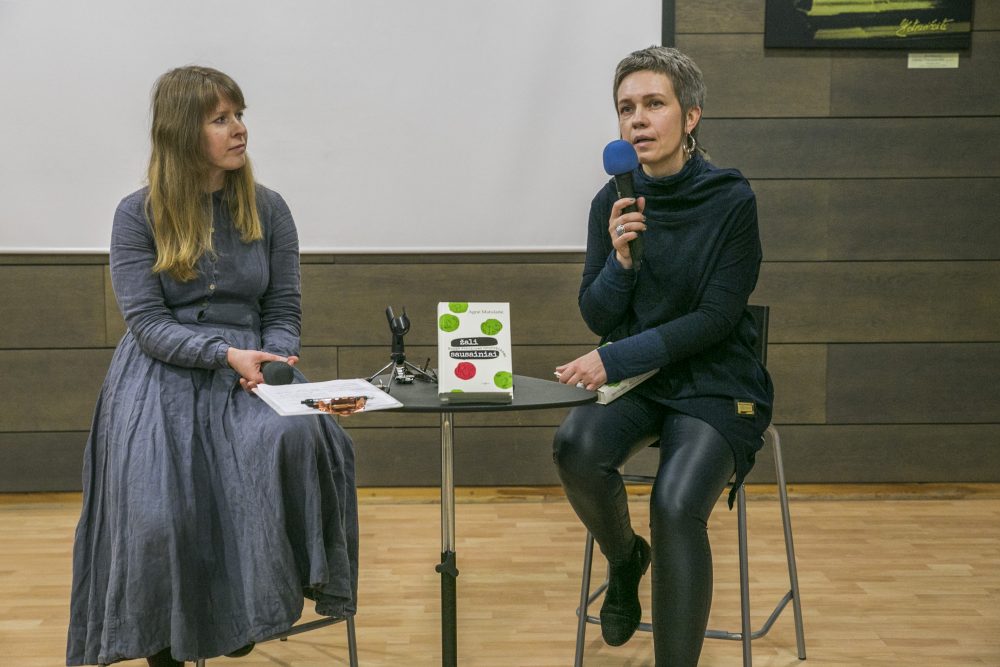 Atsidurti populiariausių lietuvių autorių gretose psichologei, psichoterapeutei, socialinių mokslų daktarei, Fenomenologinių tyrimų instituto vadovei Agnei Matulaitei sunku nebuvo. Moters debiutinis kūrinys – „Žali sausainiai. Knyga sveikiems neurotikams“ – akimirksniu surado kelią pas skaitytojus.