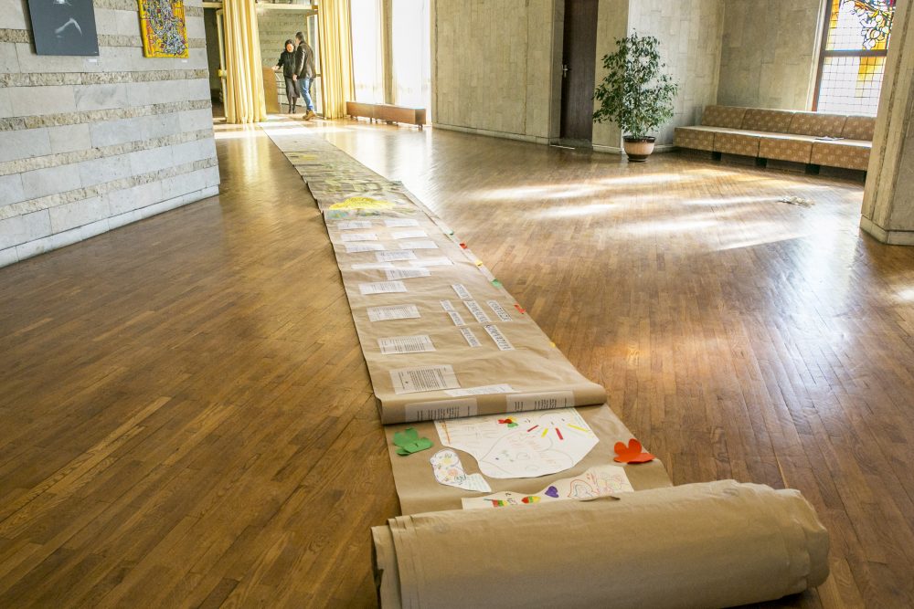 Lietuvos nepriklausomybės atkūrimo dieną – Kovo 11-ąją Aukštaitijos sostinės gyventojai sutinka originaliai – siekiama užfiksuoti ilgiausio laiško Lietuvai rekordą. Laiškas jau siekia 346 metrus ir sveria apie 20 kilogramų. Ar Aukštaitijos sostinei pavyks patekti į Lietuvos rekordų knygą, paaiškės, kai tokį neįprastą rašinį įvertins rekordus tirianti ir registruojanti agentūra „Factum“.