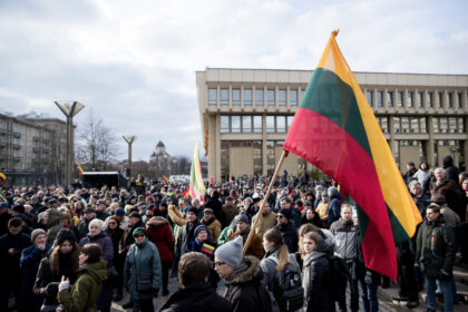 Po balsavimo Seime dėl Mindaugo Basčio apkaltos į socialiniuose tinkluose gimusią iniciatyvą ketvirtadienio vakarą atsiliepė prie parlamento susirinkę keli tūkstančiai žmonių. Nors akcijos „Mes kaltinam“ organizatoriai tikėjosi 15 tūkstančių minios, politologai ir tokią reakciją vertina kaip pilietinės visuomenės proveržį.