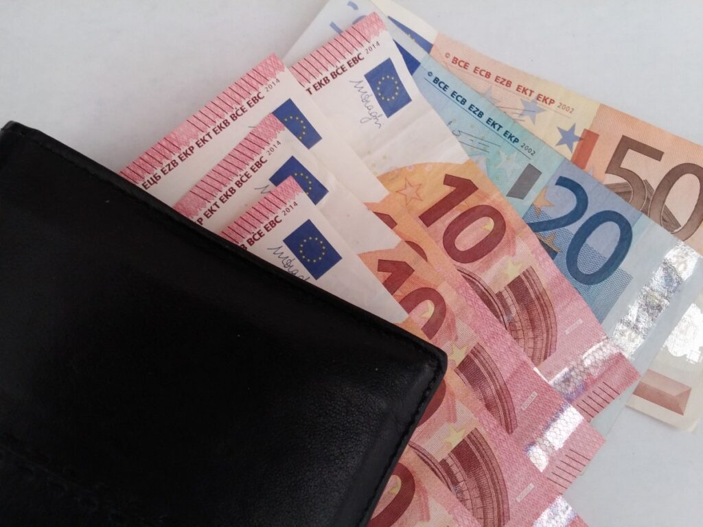 Ketvirtadienį panevėžietis Respublikinėje Panevėžio ligoninėje pasigedo piniginės, kurioje buvo didelė pinigų suma. Nuostolius žmogus įvertino 1 630 eurų.