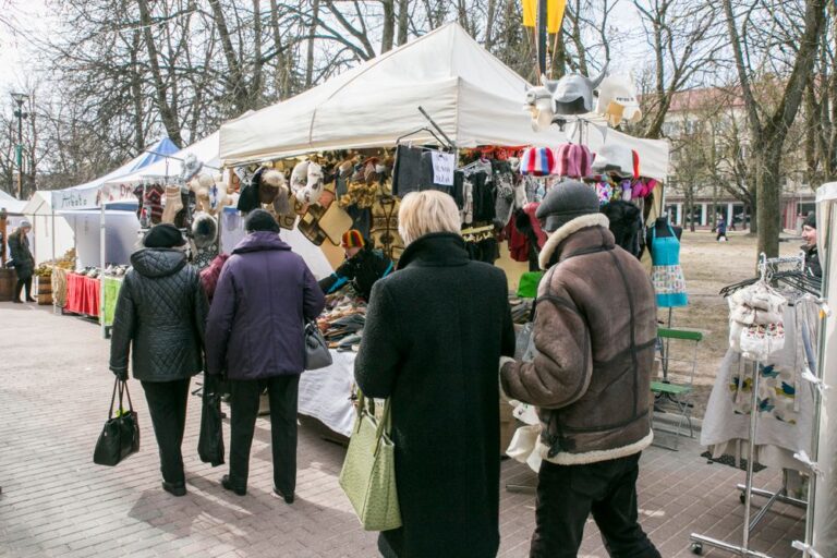 Panevėžio širdyje, Laisvės aikštėje, šurmuliuoja amatininkai, tautodailininkai ir prekybininkai, plūstelėję iš visos Lietuvos. Mugėje netrūksta nei autentiškų dirbinių, nei maisto gaminių.