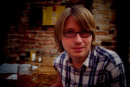 Poezija, laužanti bet kokius stereotipus – jaunosios kartos poeto panevėžiečio Tomo Petrulio vizitinė kortelė. Vienas talentingiausių šiuolaikinių poetų juokauja, kad labai mėgsta kavą, o kad ją gerti būtų įdomu, ką nors rašo. Poezija – tai galimybė išsilaisvinti iš gyvenimo fantomų.