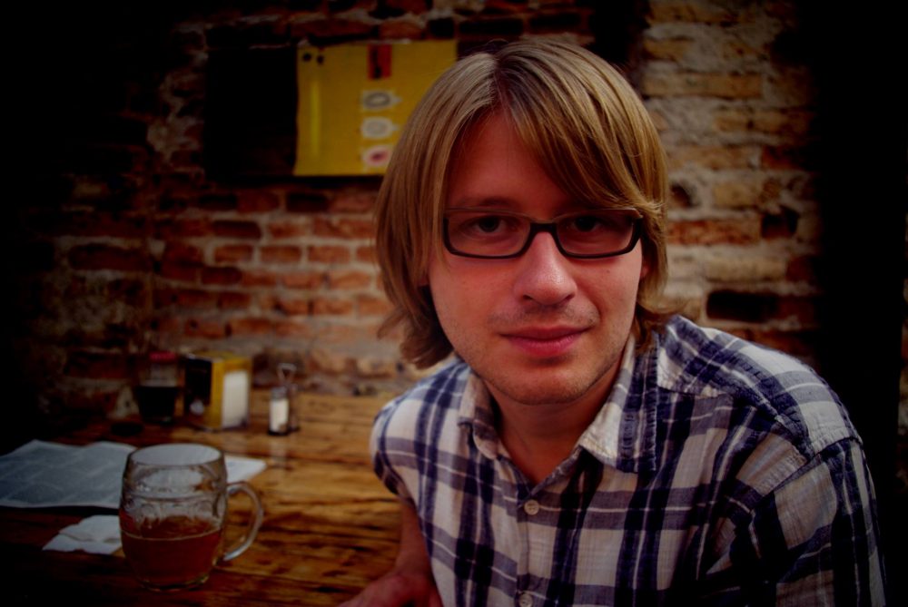 Poezija, laužanti bet kokius stereotipus – jaunosios kartos poeto panevėžiečio Tomo Petrulio vizitinė kortelė. Vienas talentingiausių šiuolaikinių poetų juokauja, kad labai mėgsta kavą, o kad ją gerti būtų įdomu, ką nors rašo. Poezija – tai galimybė išsilaisvinti iš gyvenimo fantomų.