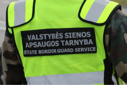 Pasienyje su Lenkija ir Palangos oro uoste VSAT pareigūnai sulaikė panevėžietį, kuris buvo nuteistas arešto bausme ir vengė ją atlikti. Vyras įkliuvo, kai pėsčiomis ėjo iš Lenkijos į į Lietuvą.