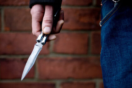 Dviem Biržų krašto gyventojams santykių aiškinimasis šeštadienio popietę užsibaigė valdiškose įstaigose: vienas atsidūrė medikų globoje, kitas – areštinėje.