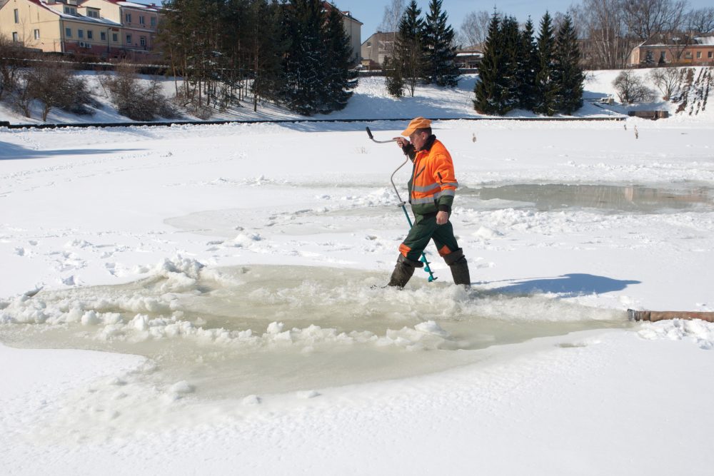 Ledas ant vandens telkinių darosi pavojingas, įspėja ugniagesiai gelbėtojai ir ragina ant jo nelipti.