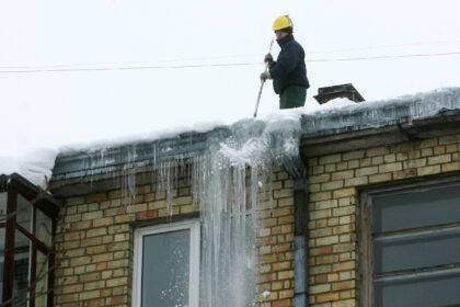Nors ir nedrąsiai, į Lietuvą pagaliau ateina pavasaris. Naktimis šaltukas dar neleidžia įšalui pasitraukti, tačiau dienomis jau maloniai šildo saulė. Tad jau galima stebėti tik šiam metų laikui būdingą reiškinį – po namų stogais nutįstančių varveklių girliandas.