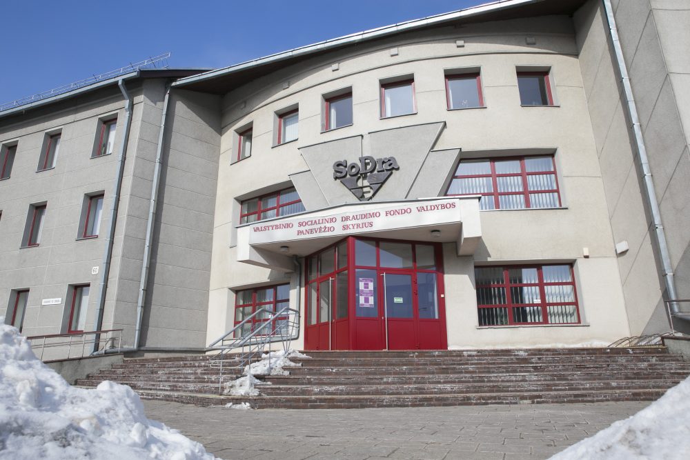 „Sodra“ džiūgauja, kad nuo metų pradžios įvedus vadinamąsias mokesčių „grindis“, kaip buvo baiminamasi, masinių atleidimų bangos išvengta. Tačiau darbdaviai į mokesčių pertvarką žiūri ne taip optimistiškai.