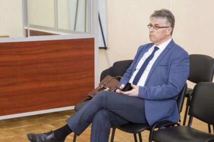 Respublikinės Panevėžio ligoninės vadovai įsisuko į teismų karuselę. Neseniai už korupcinius nusikaltimus bei kitas nusikalstamas veikas valstybės tarnybai ir viešiems interesams iš darbo išmestas savo kadencijos taip ir nebaigęs ligoninės vadovas Ivanas Dorošas. Jo atsivestas pavaduotojas valdymui ir ekonomikai Rolandas Tatoris taip pat buvo priverstas minti teismų slenksčius – dėl netinkamo pareigų atlikimo. Tačiau Panevėžio apylinkės teismas nustatė, kad R. Tatorio veiksmuose nieko nusikalstamo nebuvo.