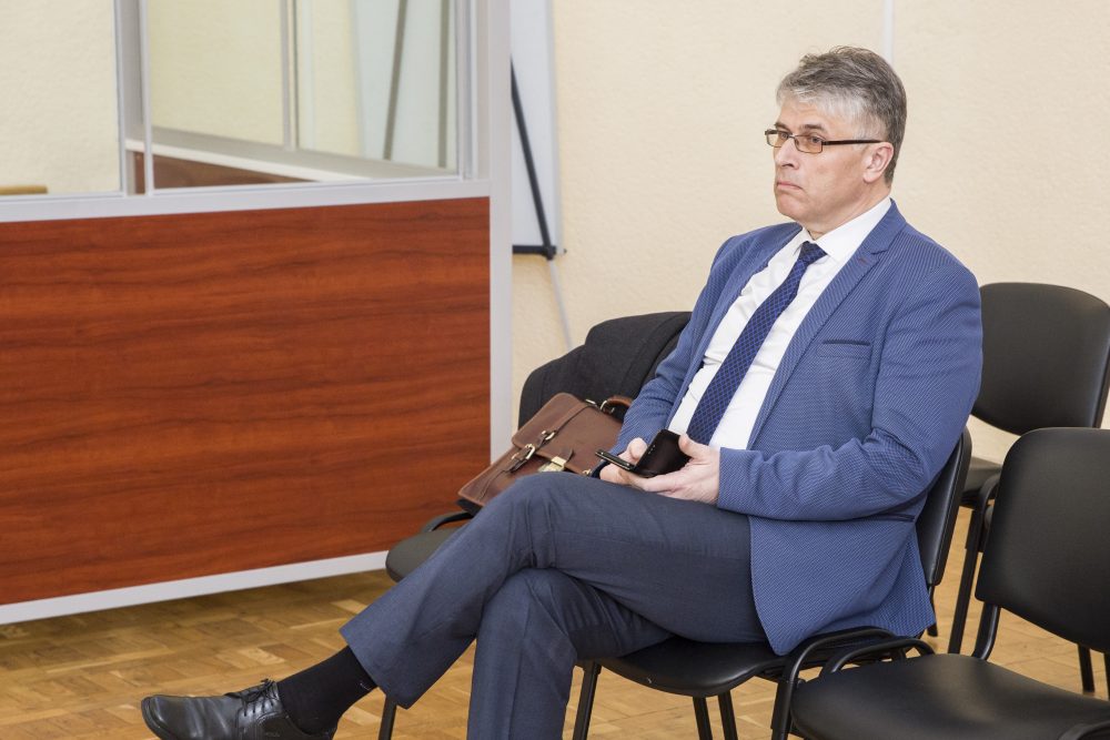 Respublikinės Panevėžio ligoninės vadovai įsisuko į teismų karuselę. Neseniai už korupcinius nusikaltimus bei kitas nusikalstamas veikas valstybės tarnybai ir viešiems interesams iš darbo išmestas savo kadencijos taip ir nebaigęs ligoninės vadovas Ivanas Dorošas. Jo atsivestas pavaduotojas valdymui ir ekonomikai Rolandas Tatoris taip pat buvo priverstas minti teismų slenksčius – dėl netinkamo pareigų atlikimo. Tačiau Panevėžio apylinkės teismas nustatė, kad R. Tatorio veiksmuose nieko nusikalstamo nebuvo.