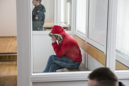 Panevėžio apygardos teismas paskelbė nuosprendį 25-erių panevėžietei, praėjusią vasarą peiliu nužudžiusiai savo sugyventinį. Prieš tai net 40 kartų administracine tvarka baustai ir žmogžudyste savo nusikaltimų karjerą baigusiai moteriai skirta 12 metų nelaisvės.