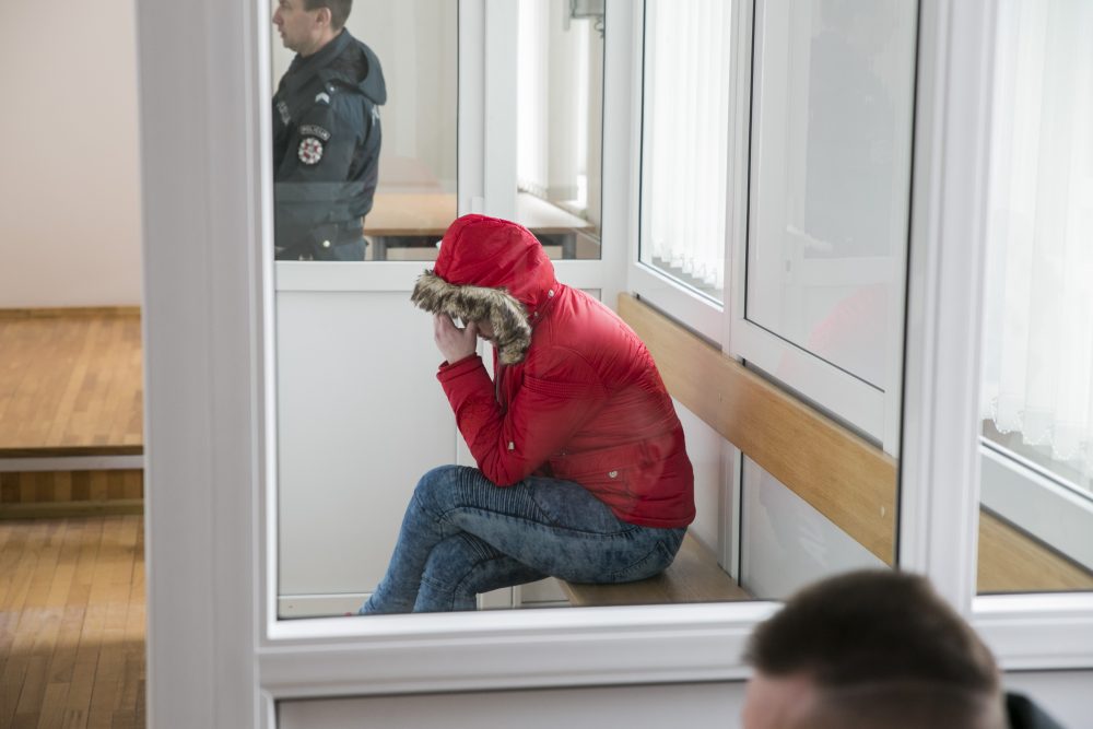 Panevėžio apygardos teismas paskelbė nuosprendį 25-erių panevėžietei, praėjusią vasarą peiliu nužudžiusiai savo sugyventinį. Prieš tai net 40 kartų administracine tvarka baustai ir žmogžudyste savo nusikaltimų karjerą baigusiai moteriai skirta 12 metų nelaisvės.