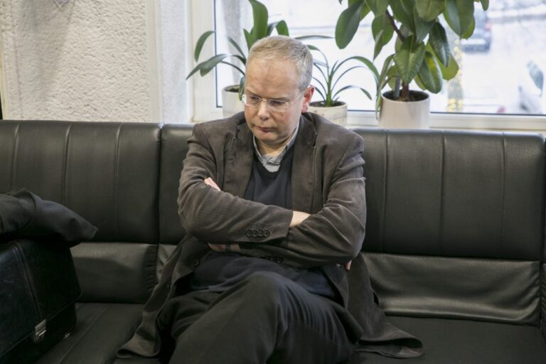 Panevėžio apylinkės teisme pagaliau padėtas taškas skandalingoje gyvatvorės iškirtimo byloje. Šios bylos centre atsidūrė Panevėžio Švč. Trejybės rektorato rektorius Simas Maksvytis. Už be leidimo iškirstas tujas iš dvasininko buvo reikalaujama sumokėti daugiau kaip 4 tūkst. eurų siekiančią žalą gamtai. Tačiau teismas pagailėjo atgailaujančio kunigo ir baudą perpus sumažino.