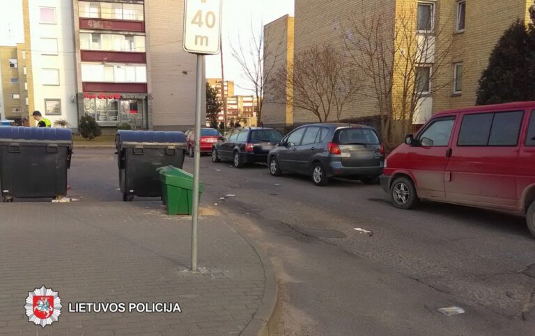 2018-04-09 17.30 val., Panevėžyje, Projektuotojų g. namo kieme, juodos spalvos automobilis „Audi QS5“, partrenkė dešimtmetį berniuką.