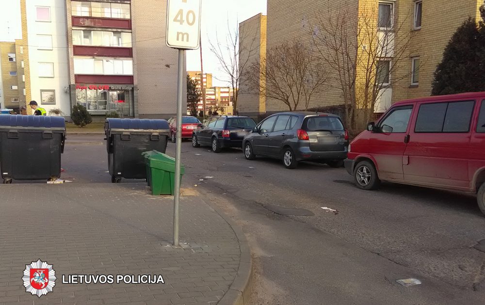 2018-04-09 17.30 val., Panevėžyje, Projektuotojų g. namo kieme, juodos spalvos automobilis „Audi QS5“, partrenkė dešimtmetį berniuką.