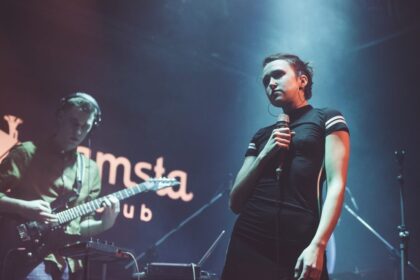 Vienijantis kūrėjus, traukiantis skirtingas meno formas, atviras visiems – tokį J. Miltinio dramos teatrą, su naujaisiais jo vadovais priešakyje, regi į muzikinį eksperimentą nėrę iš Panevėžio kilę kompozitorius Jokūbas Tulaba ir jo scenos partnerė Goda Sasnauskaitė-Godo, geriau žinomi kaip duetas „Tillae“.