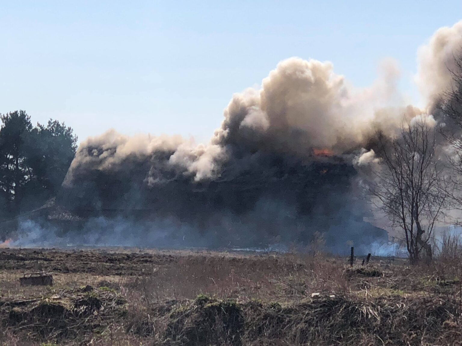 Iš karto po vidurdienio į Panevėžio rajoną, Vaivadų kaimą skubėjo gausios ugniagesių gelbėtojų pajėgos.