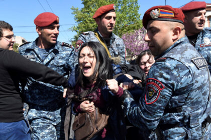 Armėnijos parlamentarai šiandien turi išrinkti naują ministrą pirmininką, todėl į gatves išėjo tiek protestuotojai, tiek specialiosios pajėgos.