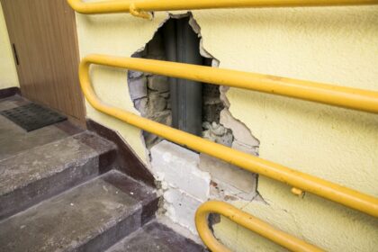 Algirdo gatvės 23-iuoju numeriu pažymėto daugiabučio gyventojai jau kuris laikas gyvena kaip ant adatų. Prieš Velykas čia buvo pradėti senų ir sutrūnijusių vamzdžių keitimo darbai, tačiau iki šios dienos vienoje iš laiptinių ir toliau žioji sienose iškirstos skylės.