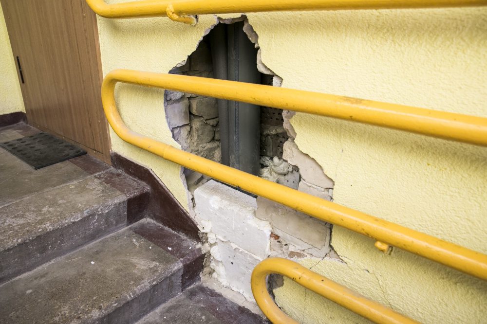 Algirdo gatvės 23-iuoju numeriu pažymėto daugiabučio gyventojai jau kuris laikas gyvena kaip ant adatų. Prieš Velykas čia buvo pradėti senų ir sutrūnijusių vamzdžių keitimo darbai, tačiau iki šios dienos vienoje iš laiptinių ir toliau žioji sienose iškirstos skylės.