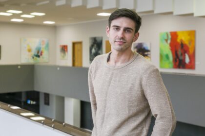 Vienas jauniausių J. Miltinio dramos teatro aktorių Giedrius Arlauskas nuo mažumės svajojo ateitį sieti su sportu. Tačiau paskutinės dienos mokykloje apvertė planus aukštyn kojom. Menininkas atviras – pasirinkdamas aktorystės kelią jis norėjo išsilaisvinti iš kompleksų.