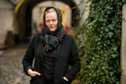 Prancūzų režisierė Valérie Massadian su pirmuoju filmu debiutavo būdama beveik 40-ies, jau aiškiai žinodama, ką ir kaip nori pasakyti kino kalba.