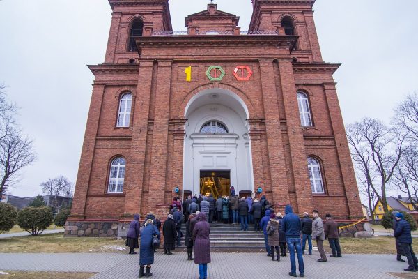Sekmadienio rytą panevėžiečius į maldos namus kvietė velykinių varpų gaudesys. M. Garucko nuotr.