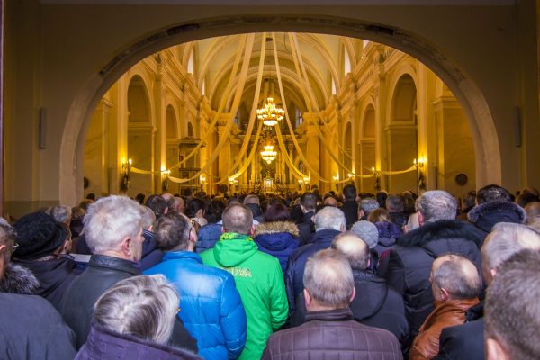 Velykų rytą Panevėžio bažnyčiose minios tikinčiųjų sveikino prisikėlusį Kristų. M. Garucko nuotr.