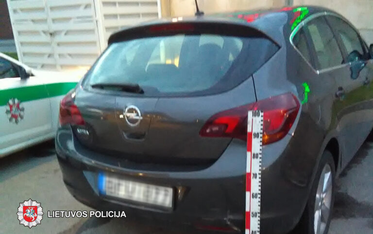 Balandžio 24 dieną Panevėžyje, prie Ramygalos g. 37 namo, buvo apgadintas automobilis "VW Passat". Vairuotojas iš eismo įvykio vietos pasitraukė.