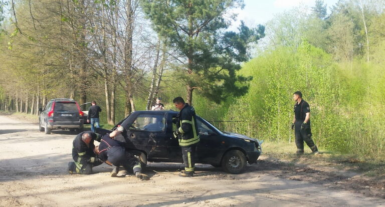 Ugniagesiams gelbėtojams kartais tenka padirbėti ir už techninę kelių pagalbą.