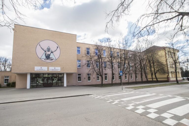 Panevėžyje tęsiasi kvaili paauglio pokštai, kai specialiosios tarnybos ant kojų sukeliamos dėl melagingų pranešimų apie sprogmenis. Neseniai apie neva užminuotą prekybos centrą Liepų alėjoje pranešęs mokinys šįkart nusitaikė į savo mokyklą.